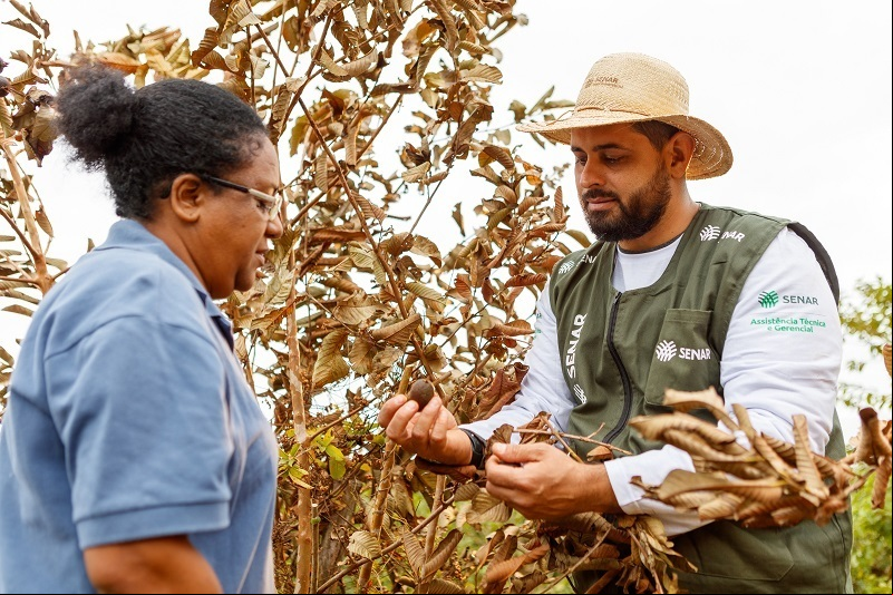 Marlucia com o técnico de campo, Erick Fernandes.