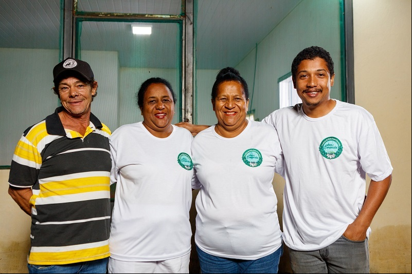 As irmãs (ao centro) com o marido de Marlucia e o filho Caio.