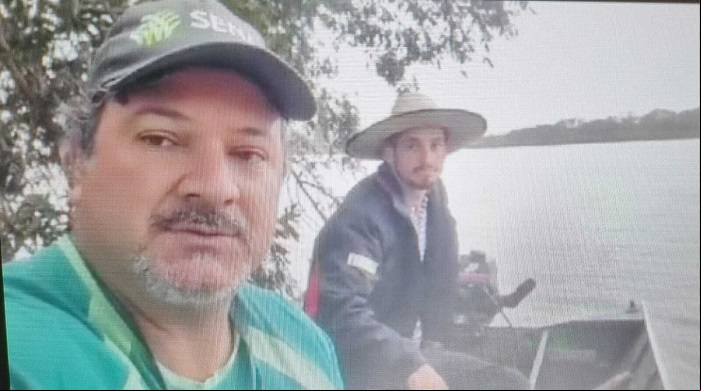 Gerson, técnico do Senar, e produtor percorrem rio Jacuí para avaliar perdas em uma das propriedades