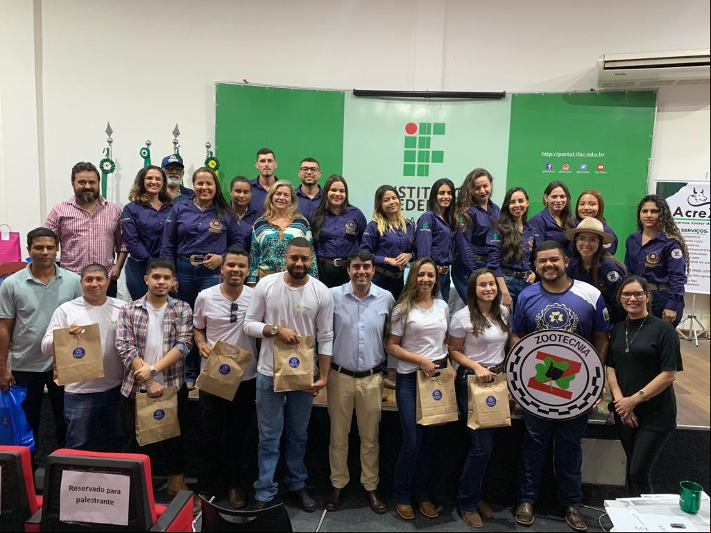 Alunos do SENAR - AC participaram da V Semana Acadêmica de Zootecnia. Foto: Reprodução. Alunos do SENAR - AC participaram da V Semana Acadêmica de Zootecnia. Foto: Reprodução.
