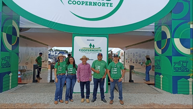 Santos (centro) com alunos em evento no estado.