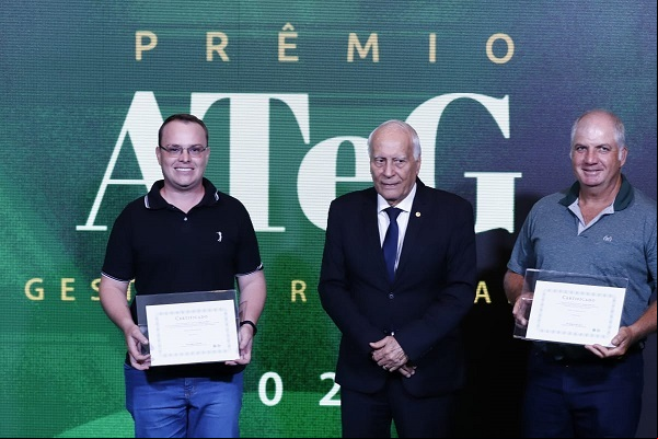 Produtor Gleder Luiz e o técnico de campo Leandro Fachi recebem certificado do presidente da Faes, Júlio Rocha. Produtor Gleder Luiz e o técnico de campo Leandro Fachi recebem certificado do presidente da Faes, Júlio Rocha.
