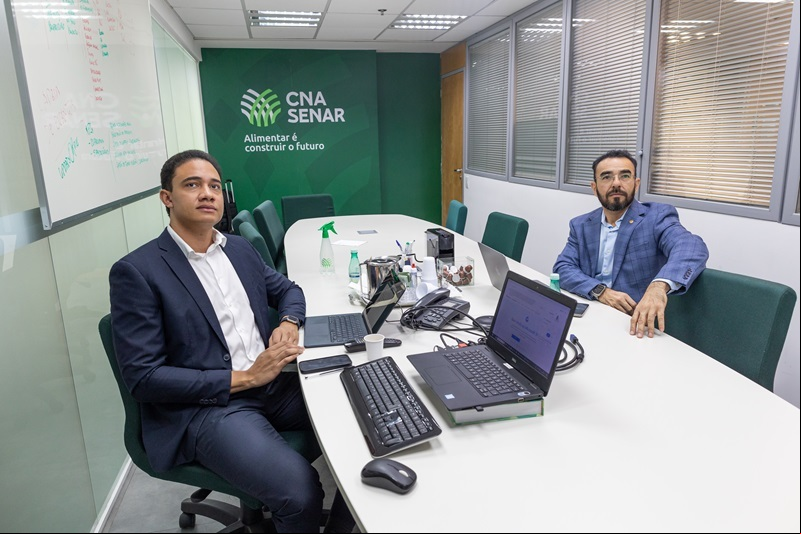 Tiago Pereira, técnico da comissão, e André Dobashi, presidente.