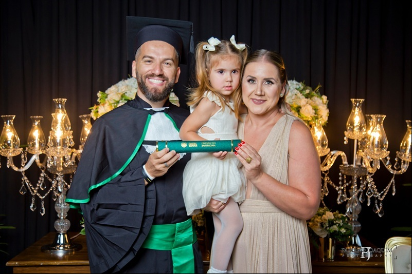 Cristiano com a esposa Gisele e a filha Maria durante a formatura do curso Técnico em Zootecnia.
