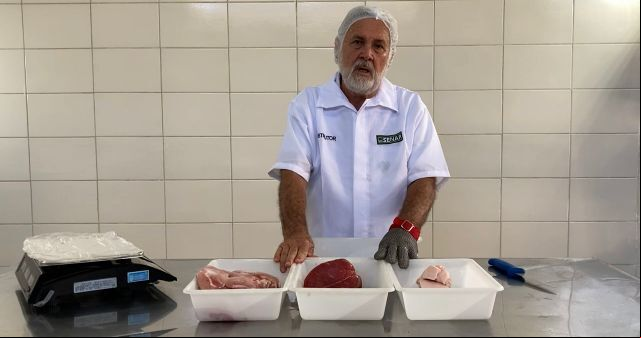 Professor Alencar durante aula de embutidos e defumados.
