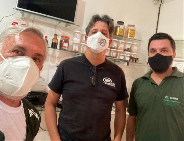 Com colegas de trabalho.