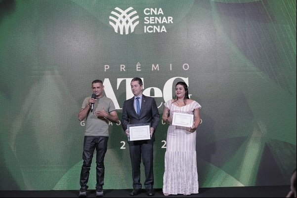 Muni Lourenço (centro), presidente da Faea, entregue certificado do prêmio aos vencedores na cadeia da olericultura. Muni Lourenço (centro), presidente da Faea, entregue certificado do prêmio aos vencedores na cadeia da olericultura.