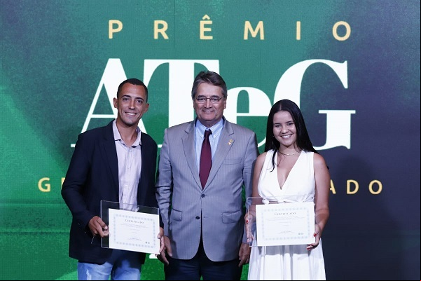 Presidente da Farsul, Gedeão Pereira, e os vencedores Tauana da Silva Santana e Romilton Cordeiro, da ovinocaprinocultura. Presidente da Farsul, Gedeão Pereira, e os vencedores Tauana da Silva Santana e Romilton Cordeiro, da ovinocaprinocultura.